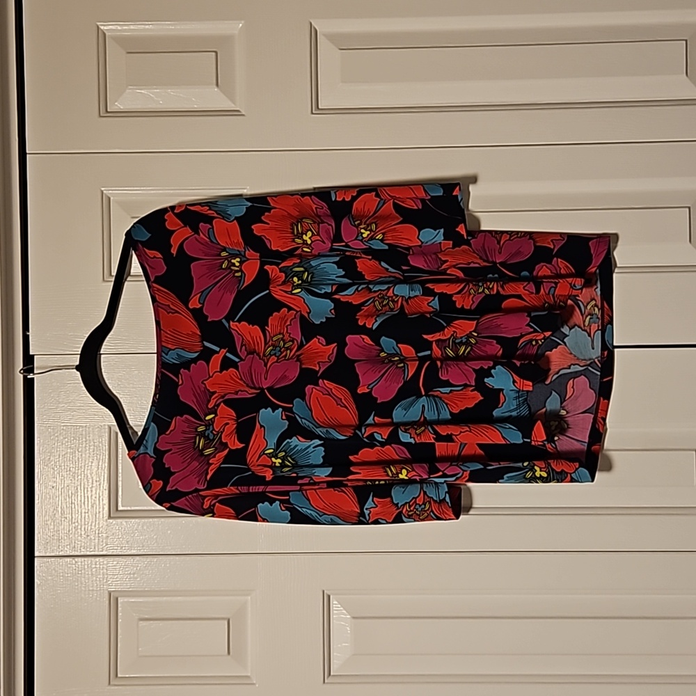 💖  $5 add to bundle Pretty floral print tip with 3/4 sleeves💖